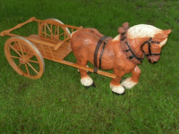 1 Pferdefigur und Wagen, 160 cm lang