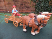 Pferdegespann mit 2 Pferdefiguren Deko und Leiterwagen mit Junge