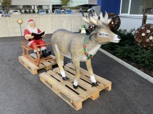 Rentier mit Schlitten und Weihnachtsmann lebensgross