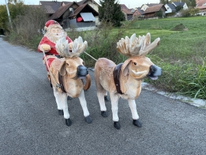 2 Rentiere mit Weihnachtsmann Schlitten 160 cm in Vorderansicht.