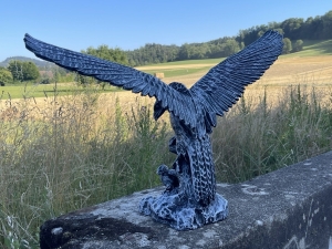 adlerfigur mit 137 cm fluegelbreite schraeg von links