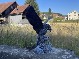 grosse adler-gartenfigur in der rueckansicht von links
