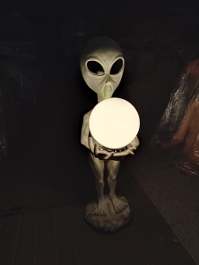 Alien Deko Figur mit Lampe beleuchtet, 98 cm hoch