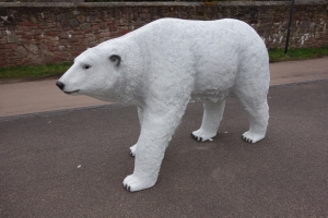 Eisbär Figur, laufend, 195 cm lang, Bär für Gartendeko Bär Figur