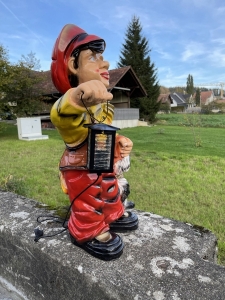 Bayerischer Gartenzwerg mit Hund und Lampe, 69 cm hoch