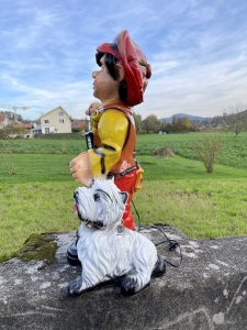 Grosser Gartenzwerg mit Hund seitlich fotografiert