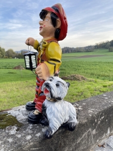 Bayerischer Gartenzwerg mit Laterne in Seitenansicht