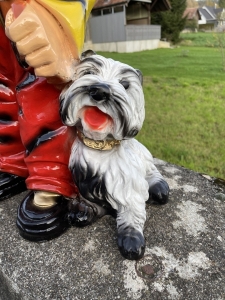 Detail vom Hund beim bayerischen Gartenzwerg