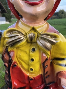 Detailansicht vom bayerischen Gartenzwerg mit Lampe