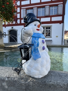 Schneemann aussen mit Laterne und Topf Seite 