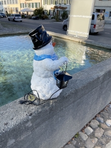 Beleuchteter Schneemann aussen mit Laterne und Topf