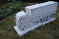 LKW Modell aus Beton Schiebeplanenauflieger