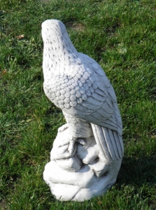 Betonalder Adlerfigur aus Stein 58cm von Seite