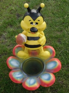 Bienenfigur mit Blumentopf, 52 cm hoch