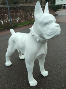 Dekofigur Boxer Hund mit Stachelhalsband in Weiss 