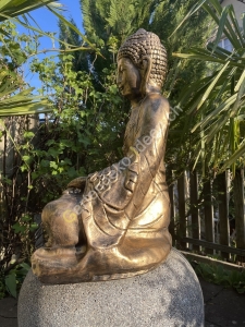 Buddha Figur von Links