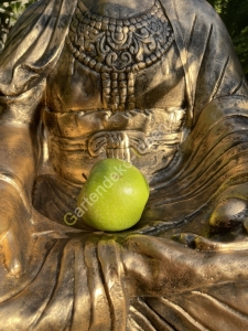 Buddhafigur für den Garten mit Apfel  ca. 71 cm hoch