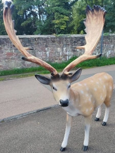 Lebensgrosse Damhirsch Figur als Gartendeko 1