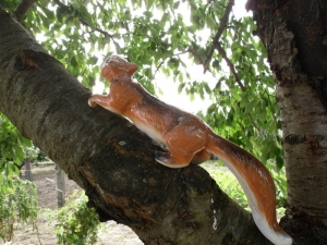 Deko Eichhörnchen Figur auf Baum