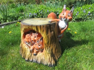 Deko Eichhörnchen Gartenfigur Familie im Holzstamm