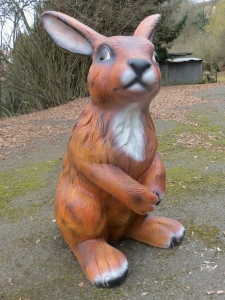 Grosser Hase als Dekofigur im Garten, braun 113 cm