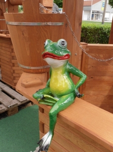 Deko Frosch für Teich und Garten, sitzend, 31 cm