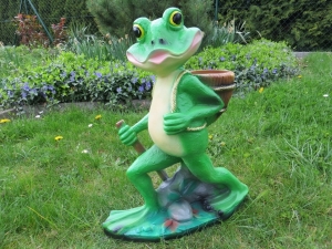 Froschfigur auf Wanderschaft als Blumentopf, 49 cm