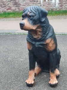Rottweiler, sitzend, Deko Hundefigur lebensgross, 65 cm hoch