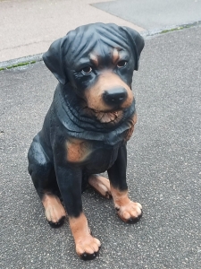 Deko Hundefigur sitzender Rottweiler, 65 cm hoch
