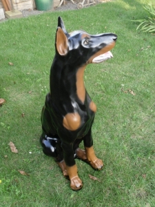 Hundefigur Dobermann sitzend, 93 cm hoch, Deko für die Wohnung und den Garten