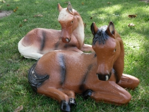 Kleine Pferd Figur Gartendeko, Pferd Figur liegend