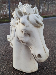Betonfigur Pferdekopf als Gartendeko, 35 cm hoch 1