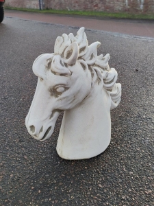 Betonfigur Pferdekopf als Gartendeko, 35 cm hoch 3
