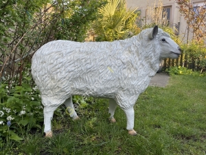 Deko Schaf lebensgross, 106 cm lang Seite