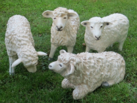 4er Gruppe mittelgrosse Deko Schafe für den Garten