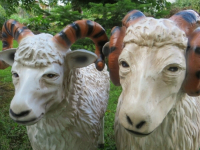 Deko-Schaf, Schaf für den Garten, Schafbock mit halbrunden Hörnern, 74 cm lang
