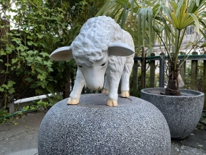 Dekoschaf weiss frontal mit Kopf nach unten fotografiert.