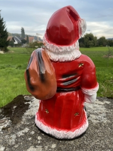 Deko Weihnachtsmann Figur mit Laterne 49 cm in Rueckansicht.