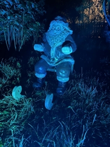 Deko Weihnachtsmann mit Schlitten im blauen Licht.