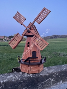 Holz Windmühle auch mit Solarbeleuchtung