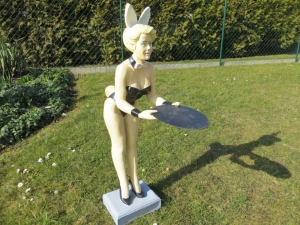Pin Up Girl Figur mit Tablet, 99 cm hoch 2