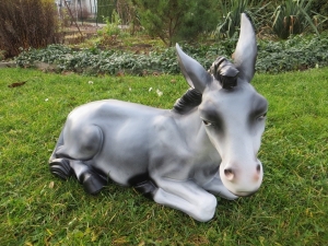 Esel Figur grau, liegend, 55 cm lang als Gartendeko