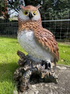 eulenfigur 56 cm schraeg von vorne rechts betrachtet