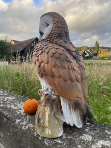 eulenfigur als aussendeko schraeg von hinten rechts