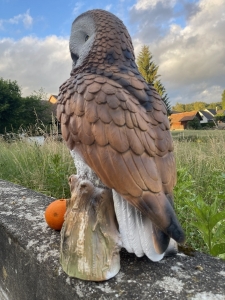 eulenfigur als gartendeko in der rueckansicht
