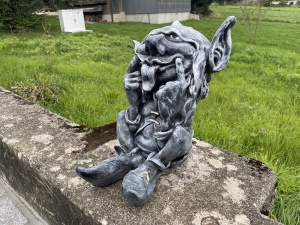Seitliche Ansicht der Gargoyle Gartenfigur mit langen Ohren