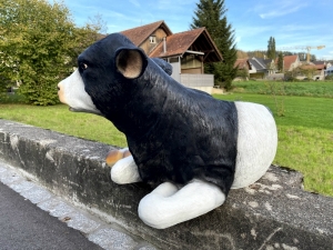 Liegendes Deko Kalb, lebensgross als Gartenfigur 1