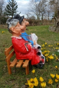 Oma Opa auf der Bank für den Garten Seite