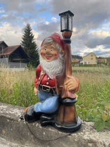 Seitliche Ansicht vom grossen Gartenzwerg mit Laterne