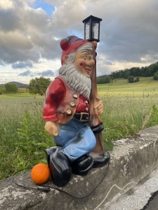 Schraege Gesamtansicht des Gartenzwergs mit Lampe